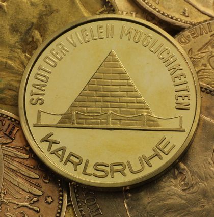 Karlsruher Pyramide in Gold