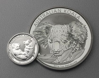 1/10oz Minisilbermünze neben 1oz Koala Münze