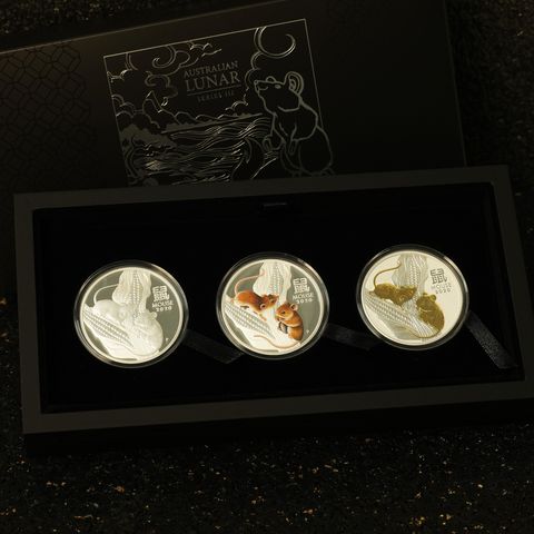 Lunar III als Silver-Trio mit PP, koloriert sowie vergoldeter 1oz-Münze